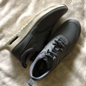 NIKE THEA NIB Womans Size 10